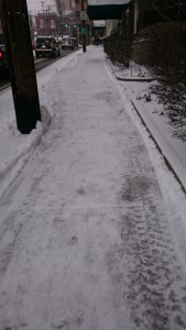 歩道の雪 (その2): 学校まで道半ばのあたりのところ。